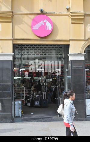 Coventry Street, London, UK. 7 avril 2013. Fermé le magasin HMV dans l'Trocadéro à Coventry Street est maintenant un magasin qui vend des sacs et bagages. Banque D'Images