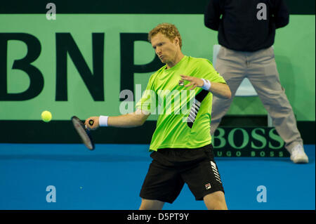 Coventry, Royaume-Uni. 7 avril, 2013. Dmitry Tursunov Russie jouant contre la société britannique James Ward au cours de l'Euro/Groupe I de la zone Afrique Coupe Davis entre la Grande Bretagne et de la Russie de la Ricoh Arena. Banque D'Images