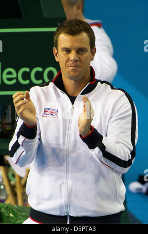 Coventry, Royaume-Uni. 7 avril, 2013. Le Capitaine GO Leon Smith applaudit James Ward lors de l'Euro/Groupe I de la zone Afrique Coupe Davis entre la Grande Bretagne et de la Russie de la Ricoh Arena. Banque D'Images