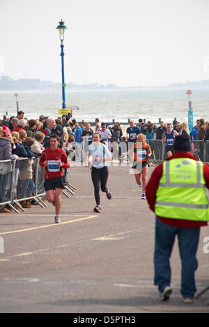 Bournemouth, Royaume-Uni 7 avril 2013. La seule demi-marathon côtier - Les participants courent le long du littoral Manche pour lever des fonds essentiels pour la British Heart Foundation charity pour lutter contre les maladies du coeur. L'événement populaire offre la possibilité d'un demi-marathon, 10k, 5k et 1k Family Fun Run le long du front de mer de Bournemouth. Credit : Carolyn Jenkins / Alamy Live News Banque D'Images