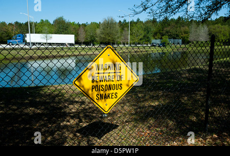 Le signe dit "Méfiez-vous des serpents venimeux" près de I 95 dans le Nord de la Floride. Banque D'Images