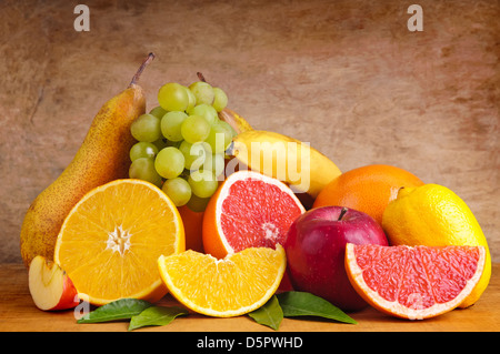 Nature morte avec fruits colorés de groupe sur un fond de bois Banque D'Images