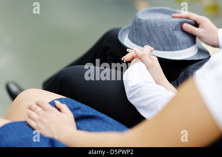 Jeune et heureux loving couple holding hands Banque D'Images