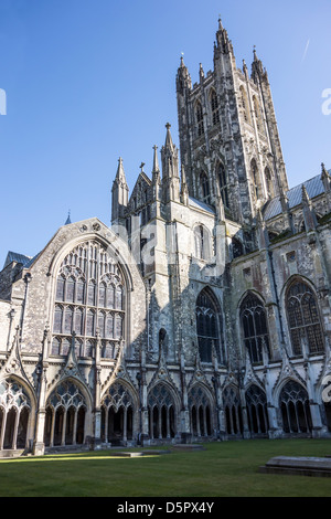 La Cathédrale de Canterbury Canterbury Kent England UK. Vue depuis le cloître montrant la tour Harry Bell et la salle du chapitre. Banque D'Images