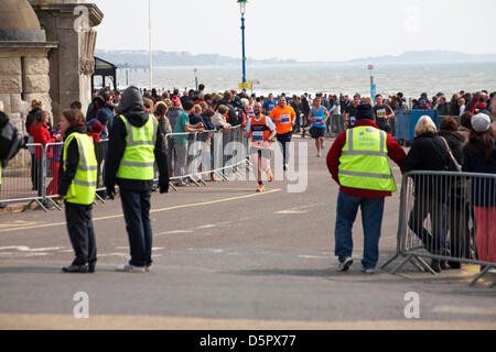 Bournemouth, Royaume-Uni 7 avril 2013. La seule demi-marathon côtier - Les participants courent le long du littoral Manche pour lever des fonds essentiels pour la British Heart Foundation charity pour lutter contre les maladies du coeur. L'événement populaire offre la possibilité d'un demi-marathon, 10k, 5k et 1k Family Fun Run le long du front de mer de Bournemouth. Credit : Carolyn Jenkins / Alamy Live News Banque D'Images