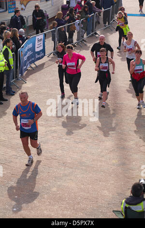 Bournemouth, Royaume-Uni 7 avril 2013. La baie de Bournemouth. La seule demi-marathon côtier - Les participants courent le long du littoral Manche pour lever des fonds essentiels pour la British Heart Foundation charity pour lutter contre les maladies du coeur. L'événement populaire offre la possibilité d'un demi-marathon, 10k, 5k et 1k Family Fun Run le long du front de mer de Bournemouth. Credit : Carolyn Jenkins / Alamy Live News Banque D'Images