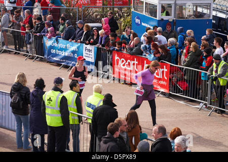 Bournemouth, Royaume-Uni 7 avril 2013. La baie de Bournemouth. La seule demi-marathon côtier - Les participants courent le long du littoral Manche pour lever des fonds essentiels pour la British Heart Foundation charity pour lutter contre les maladies du coeur. L'événement populaire offre la possibilité d'un demi-marathon, 10k, 5k et 1k Family Fun Run le long du front de mer de Bournemouth. Credit : Carolyn Jenkins / Alamy Live News Banque D'Images