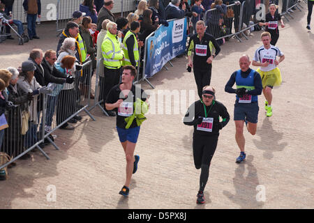 Bournemouth, Royaume-Uni 7 avril 2013. La baie de Bournemouth. La seule demi-marathon côtier - Les participants courent le long du littoral Manche pour lever des fonds essentiels pour la British Heart Foundation charity pour lutter contre les maladies du coeur. L'événement populaire offre la possibilité d'un demi-marathon, 10k, 5k et 1k Family Fun Run le long du front de mer de Bournemouth. Credit : Carolyn Jenkins / Alamy Live News Banque D'Images