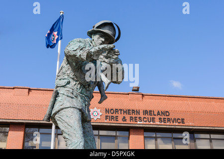 Statue de pompier rescueing un enfant à l'Irlande du Nord du Quartier général du Service d'incendie et de sauvetage, Lisburn Banque D'Images