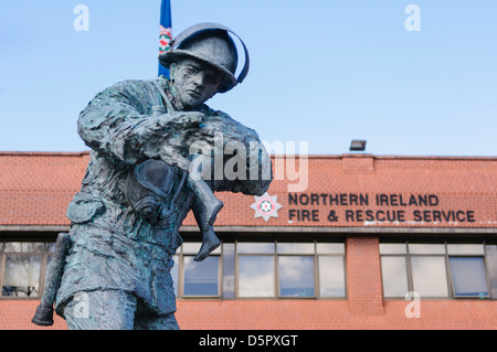 Statue de pompier rescueing un enfant à l'Irlande du Nord du Quartier général du Service d'incendie et de sauvetage, Lisburn Banque D'Images