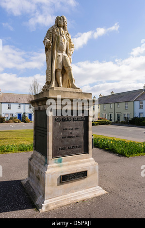 Statue de Sir Hans Sloane (1660-1753) dans sa ville natale de Killyleagh. Sloan était médecin et collectionneur qui a fondé le Musée d'histoire naturelle Banque D'Images