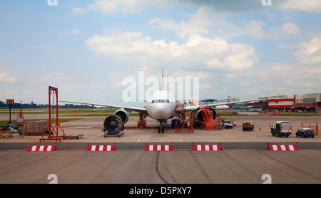 Singapour - 22 février:airbus A320 sur le site de réparation avec le moteur à remplacer le 22 février 2012 à Singapour Singapour Changi. grande plaque tournante est en Asie du sud-est Banque D'Images