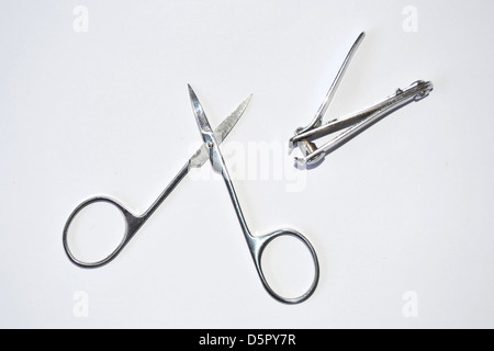 Une paire de ciseaux à ongles et coupe-ongles photographiés en studio. Banque D'Images