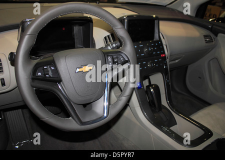 L'intérieur de bord volant dans un GMC Chevy Volt de Chevrolet voiture automobile hybride électrique Banque D'Images