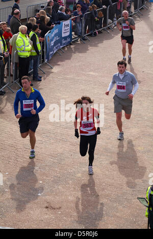 Bournemouth, Royaume-Uni 7 avril 2013. La baie de Bournemouth. La seule demi-marathon côtier - Les participants courent le long du littoral Manche pour lever des fonds essentiels pour la British Heart Foundation charity pour lutter contre les maladies du coeur. L'événement populaire offre la possibilité d'un demi-marathon, 10k, 5k et 1k Family Fun Run le long du front de mer de Bournemouth. Credit : Carolyn Jenkins / Alamy Live News Banque D'Images