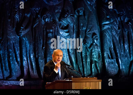 Jérusalem, Israël. 7 avril 2013. Le Premier Ministre Benjamin Netanyahu parle lors de la cérémonie d'ouverture de l'Holocaust Martyrs' and Heroes' Remembrance Day à Yad Vashem Holocaust Museum. Jérusalem, Israël. 7-Avril-2013. Israël commémore l'Holocauste Martyrs' and Heroes' Remembrance Day avec une cérémonie d'ouverture à Yad Vashem Holocaust Museum. Le thème central de cette année est 'Defiance et de rébellion au cours de l'Holocauste : 70 ans après l'insurrection du Ghetto de Varsovie". Credit : Alon Nir / Alamy Live News Banque D'Images