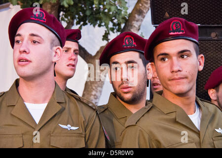 Jérusalem, Israël. 7 avril 2013. Une garde d'honneur des parachutistes de Tsahal prend part à la cérémonie d'ouverture de l'Holocaust Martyrs' and Heroes' Remembrance Day, dans le Ghetto de Varsovie Square à Yad Vashem Holocaust Museum. Jérusalem, Israël. 7-Avril-2013. Israël commémore l'Holocauste Martyrs' and Heroes' Remembrance Day avec une cérémonie d'ouverture à Yad Vashem Holocaust Museum. Le thème central de cette année est 'Defiance et de rébellion au cours de l'Holocauste : 70 ans après l'insurrection du Ghetto de Varsovie". Credit : Alon Nir / Alamy Live News Banque D'Images