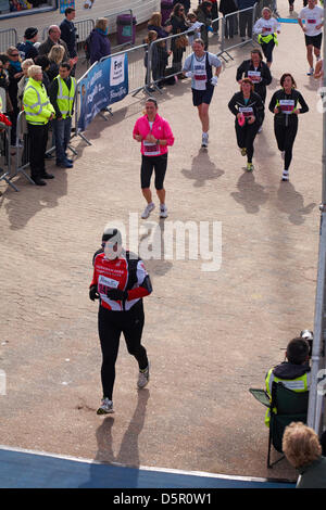 Bournemouth, Royaume-Uni 7 avril 2013. La baie de Bournemouth. La seule demi-marathon côtier - Les participants courent le long du littoral Manche pour lever des fonds essentiels pour la British Heart Foundation charity pour lutter contre les maladies du coeur. L'événement populaire offre la possibilité d'un demi-marathon, 10k, 5k et 1k Family Fun Run le long du front de mer de Bournemouth. Credit : Carolyn Jenkins / Alamy Live News Banque D'Images