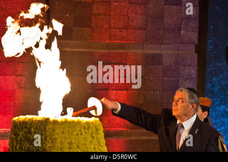 Jérusalem, Israël. 7 avril 2013. Monsieur Avner Shalev, Président de la direction de Yad Vashem, allume la Flamme du Souvenir de commencer la cérémonie d'ouverture des martyrs et des héros de l'Holocauste' le jour du Souvenir. Jérusalem, Israël. 7-Avril-2013. Israël commémore l'Holocauste Martyrs' and Heroes' Remembrance Day avec une cérémonie d'ouverture à Yad Vashem Holocaust Museum. Le thème central de cette année est 'Defiance et de rébellion au cours de l'Holocauste : 70 ans après l'insurrection du Ghetto de Varsovie". Credit : Alon Nir / Alamy Live News Banque D'Images