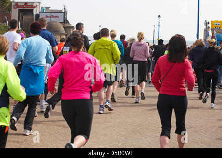 Bournemouth, Royaume-Uni 7 avril 2013. La baie de Bournemouth. La seule demi-marathon côtier - Les participants courent le long du littoral Manche pour lever des fonds essentiels pour la British Heart Foundation charity pour lutter contre les maladies du coeur. L'événement populaire offre la possibilité d'un demi-marathon, 10k, 5k et 1k Family Fun Run le long du front de mer de Bournemouth. Credit : Carolyn Jenkins / Alamy Live News Banque D'Images