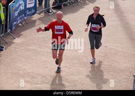 Bournemouth, Royaume-Uni 7 avril 2013. La baie de Bournemouth. La seule demi-marathon côtier - Les participants courent le long du littoral Manche pour lever des fonds essentiels pour la British Heart Foundation charity pour lutter contre les maladies du coeur. L'événement populaire offre la possibilité d'un demi-marathon, 10k, 5k et 1k Family Fun Run le long du front de mer de Bournemouth. Credit : Carolyn Jenkins / Alamy Live News Banque D'Images