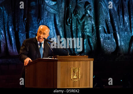 Jérusalem, Israël. 7 avril 2013. Le Président Shimon Peres parle lors de la cérémonie d'ouverture de l'Holocaust Martyrs' and Heroes' Remembrance Day, qui aura lieu à la place du Ghetto de Varsovie à Yad Vashem Holocaust Museum. Jérusalem, Israël. 7-Avril-2013. Israël commémore l'Holocauste Martyrs' and Heroes' Remembrance Day avec une cérémonie d'ouverture à Yad Vashem Holocaust Museum. Le thème central de cette année est 'Defiance et de rébellion au cours de l'Holocauste : 70 ans après l'insurrection du Ghetto de Varsovie". Credit : Alon Nir / Alamy Live News Banque D'Images