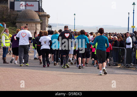 Bournemouth, Royaume-Uni 7 avril 2013. La baie de Bournemouth. La seule demi-marathon côtier - Les participants courent le long du littoral Manche pour lever des fonds essentiels pour la British Heart Foundation charity pour lutter contre les maladies du coeur. L'événement populaire offre la possibilité d'un demi-marathon, 10k, 5k et 1k Family Fun Run le long du front de mer de Bournemouth. Credit : Carolyn Jenkins / Alamy Live News Banque D'Images