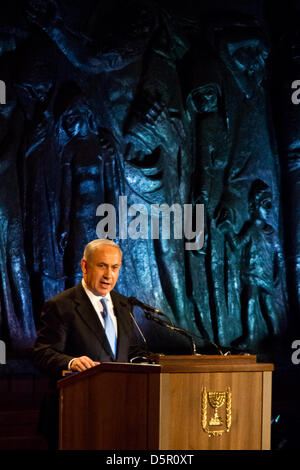 Jérusalem, Israël. 7 avril 2013. Le Premier Ministre Benjamin Netanyahu parle lors de la cérémonie d'ouverture de l'Holocaust Martyrs' and Heroes' Remembrance Day à Yad Vashem Holocaust Museum. Jérusalem, Israël. 7-Avril-2013. Israël commémore l'Holocauste Martyrs' and Heroes' Remembrance Day avec une cérémonie d'ouverture à Yad Vashem Holocaust Museum. Le thème central de cette année est 'Defiance et de rébellion au cours de l'Holocauste : 70 ans après l'insurrection du Ghetto de Varsovie". Credit : Alon Nir / Alamy Live News Banque D'Images