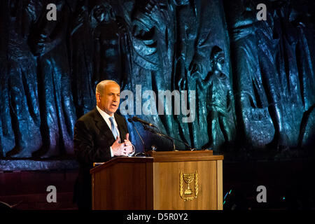 Jérusalem, Israël. 7 avril 2013. Le Premier Ministre Benjamin Netanyahu parle lors de la cérémonie d'ouverture de l'Holocaust Martyrs' and Heroes' Remembrance Day à Yad Vashem Holocaust Museum. Jérusalem, Israël. 7-Avril-2013. Israël commémore l'Holocauste Martyrs' and Heroes' Remembrance Day avec une cérémonie d'ouverture à Yad Vashem Holocaust Museum. Le thème central de cette année est 'Defiance et de rébellion au cours de l'Holocauste : 70 ans après l'insurrection du Ghetto de Varsovie". Credit : Alon Nir / Alamy Live News Banque D'Images