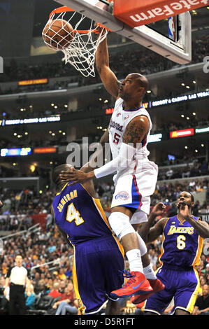 Los Angeles, Californie, USA. 7 avril 2013. Los Angeles Clippers petit ailier Caron Butler # 5 dunks sur Los Angeles Lakers Antawn Jamison vers l'alimentation # 4 dans la première moitié du basket de la NBA entre les Lakers de Los Angeles et l'Los Angeles Clippers au Staples Center de Los Angeles, en Californie..Les Los Angeles Clippers vaincre les Los Angeles Lakers 109-95.Louis Lopez/CSM/Alamy Live News Banque D'Images