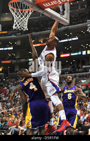 Los Angeles, Californie, USA. 7 avril 2013. Los Angeles Clippers petit ailier Caron Butler # 5 dunks sur Los Angeles Lakers Antawn Jamison vers l'alimentation # 4 dans la première moitié du basket de la NBA entre les Lakers de Los Angeles et l'Los Angeles Clippers au Staples Center de Los Angeles, en Californie..Les Los Angeles Clippers vaincre les Los Angeles Lakers 109-95.Louis Lopez/CSM/Alamy Live News Banque D'Images