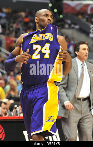 Los Angeles, Californie, USA. 7 avril 2013. Los Angeles Lakers Kobe Bryant garde tir # 24 dans la seconde moitié du basket de la NBA entre les Lakers de Los Angeles et l'Los Angeles Clippers au Staples Center de Los Angeles, en Californie..Les Los Angeles Clippers vaincre les Los Angeles Lakers 109-95.Louis Lopez/CSM/Alamy Live News Banque D'Images
