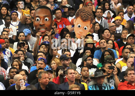 Los Angeles, Californie, USA. 7 avril 2013. Los Angeles Clippers Fans afficher des caricatures de Los Angeles Clippers Blake Griffin l'ailier # 32 et les Los Angeles Clippers Chris Paul meneur # 3 au cours de la Basket de la NBA entre les Lakers de Los Angeles et l'Los Angeles Clippers au Staples Center de Los Angeles, en Californie..Les Los Angeles Clippers vaincre les Los Angeles Lakers 109-95.Louis Lopez/CSM/Alamy Live News Banque D'Images