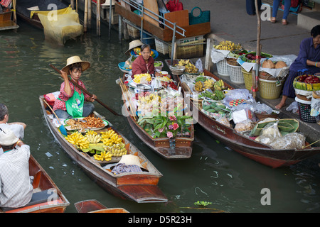 Les femmes thaïlandaises vendent des produits alimentaires depuis leur bateau près de Bangkok en Thaïlande Banque D'Images