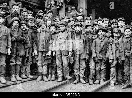 Les garçons travaillent dans disjoncteur disjoncteur Ewen of Pennsylvania Coal Co. Location : South Pittston, Maine. Banque D'Images