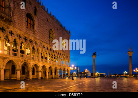 Piazza San Marco la nuit, heure bleue, à Venise, Italie Banque D'Images