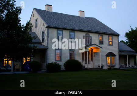 Feux chauds à l'Owen House Inn d'oeil de bienvenue à la brunante, Welshpool, île Campobello, au Nouveau-Brunswick. Banque D'Images