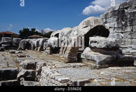 Les fûts de colonne à gauche comme trouvé tombé par un séisme, Temple of Apollo, Didymes, Turquie 000525 1624 Banque D'Images