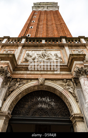 St Mark's - Campanile Campanile di San Marco à l'Italienne, le clocher de la Basilique St Marc à Venise, Italie. Banque D'Images