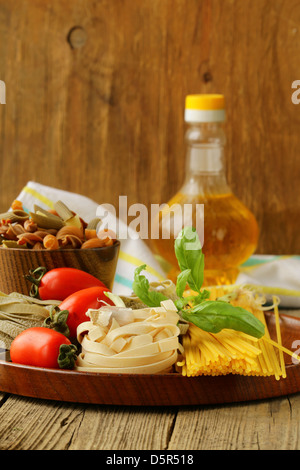 Divers types de pâtes (spaghetti, Fettucini, penne) et de tomates Banque D'Images