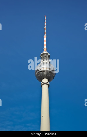La tour de télévision à Berlin Fernsehturm Alexanderplatz Allemagne Banque D'Images