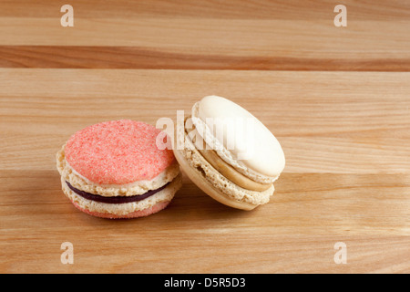 Le cassis et la violette, et London Fog (vanille et Earl Gray) macarons. Banque D'Images