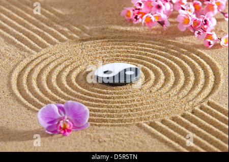 Jardin de méditation zen au Japon avec de la pierre et de la structure dans le sable Banque D'Images