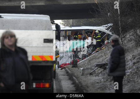 Rokycany, République tchèque. 8 avril 2013. La police et les sauveteurs opèrent sur le terrain d'un accident impliquant un bus français est tombé d'un pont d'autoroute près de Rokycany, en République tchèque, environ 80 kilomètres au sud-ouest de Prague, le lundi, Avril 8, 2013. Une personne est morte et 20 personnes ont été blessées. (Photo/CTK Petr Eret/Alamy Live News) Banque D'Images