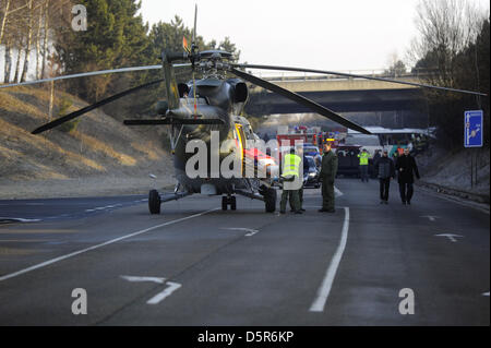 Rokycany, République tchèque. 8 avril 2013. La police et les sauveteurs opèrent sur le terrain d'un accident impliquant un bus français est tombé d'un pont d'autoroute près de Rokycany, en République tchèque, environ 80 kilomètres au sud-ouest de Prague, le lundi, Avril 8, 2013. Une personne est morte et 20 personnes ont été blessées. (Photo/CTK Petr Eret/Alamy Live News) Banque D'Images