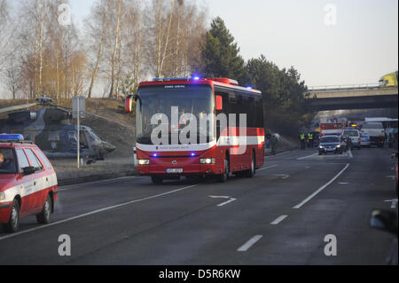 Rokycany, République tchèque. 8 avril 2013. La police et les sauveteurs opèrent sur le terrain d'un accident impliquant un bus français est tombé d'un pont d'autoroute près de Rokycany, en République tchèque, environ 80 kilomètres au sud-ouest de Prague, le lundi, Avril 8, 2013. Une personne est morte et 20 personnes ont été blessées. (Photo/CTK Petr Eret/Alamy Live News) Banque D'Images