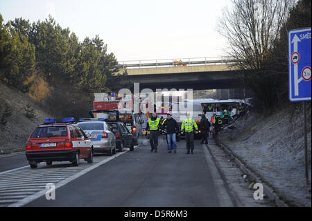 Rokycany, République tchèque. 8 avril 2013. La police et les sauveteurs opèrent sur le terrain d'un accident impliquant un bus français est tombé d'un pont d'autoroute près de Rokycany, en République tchèque, environ 80 kilomètres au sud-ouest de Prague, le lundi, Avril 8, 2013. Une personne est morte et 20 personnes ont été blessées. (Photo/CTK Petr Eret/Alamy Live News) Banque D'Images