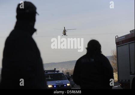 Rokycany, République tchèque. 8 avril 2013. La police et les sauveteurs opèrent sur le terrain d'un accident impliquant un bus français est tombé d'un pont d'autoroute près de Rokycany, en République tchèque, environ 80 kilomètres au sud-ouest de Prague, le lundi, Avril 8, 2013. Une personne est morte et 20 personnes ont été blessées. (Photo/CTK Petr Eret/Alamy Live News) Banque D'Images