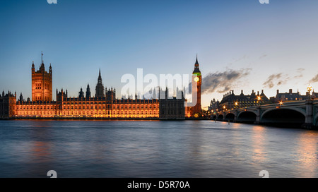 Nuit à Westminster Bridge à Londres avec Big Ben et les chambres du parlement. Banque D'Images