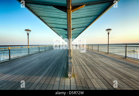 Une soirée ensoleillée à Boscombe Pier à Bournemouth Banque D'Images